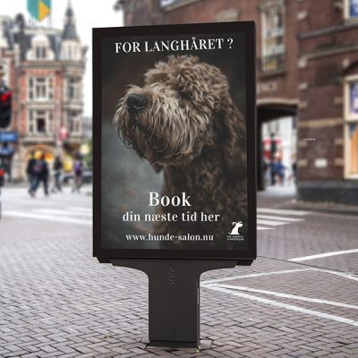 billede af billboard med hund